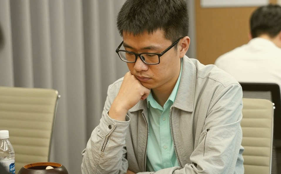 5.e5: Niềm an ủi kỳ lạ của người chơi cờ phòng giải